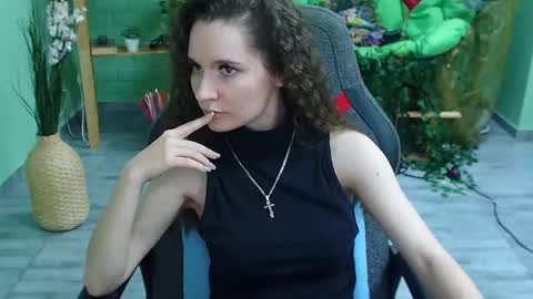 zianichols online show from February 13, 10:33 pm