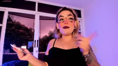 zihaadams_ online show from April 24, 8:44 pm