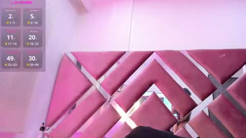 zoe_evaanss_ online show from June 17, 7:15 pm