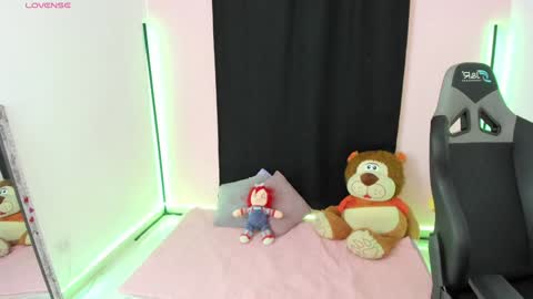 Snapshot of zoe_sullivan_ chatting on December 28, 9:31 am zoe_sullivan_ online show from December 28, 9:31 am