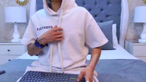 Zoe Krug online show from October 29, 11:58 am