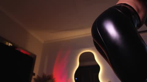 zoevidal_ online show from December 22, 12:41 pm