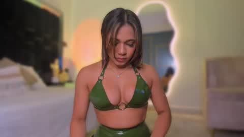 zoevidal_ online show from September 27, 12:23 pm