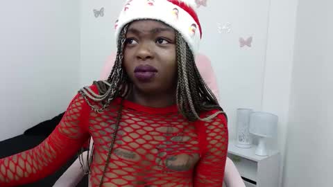 Snapshot of zooee_p chatting on December 19, 11:39 am Zooe online show from December 19, 11:39 am