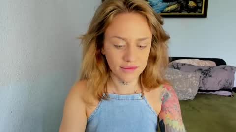 Mia online show from May 19, 9:27 am