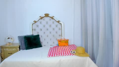 Im Zusan My schedule is from 1030pm to 430 am colombian time online show from February 14, 3:08 am