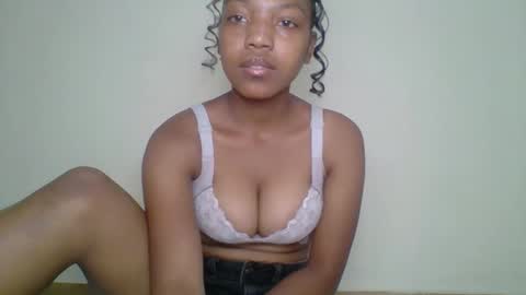 zyraelle_01 online show from May 11, 4:04 pm