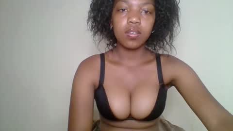 zyraelle_01 online show from May 3, 9:29 pm