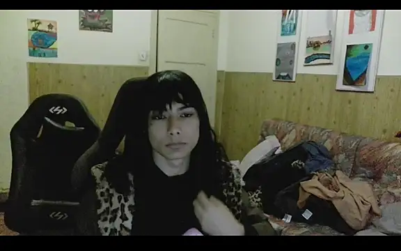 calliemaggotbone online show from December 14, 1:17 pm