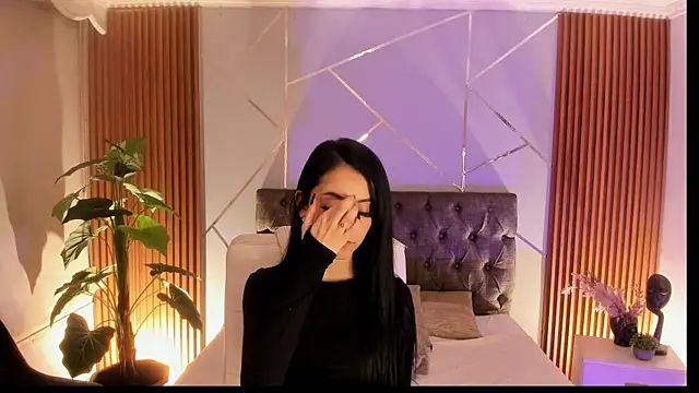 Coralinnee  online show from September 12, 4:46 am