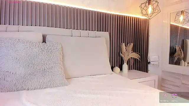 SHANONCLARK online show from November 6, 7:31 pm