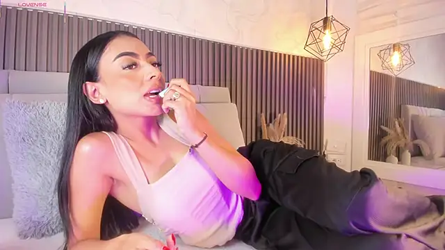 SHANONCLARK online show from November 25, 7:15 pm