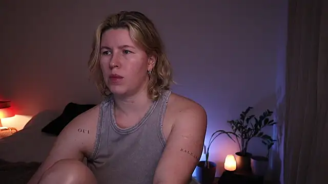 moonamii online show from April 10, 6:14 pm