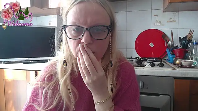 Snapshot of martachatte chatting on December 2, 9:54 am martachatte online show from December 2, 9:54 am