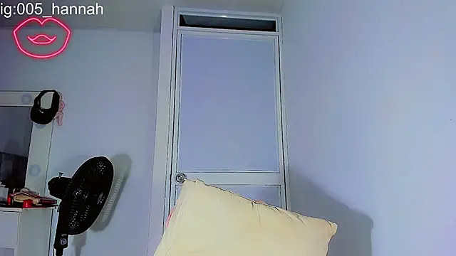 Snapshot of Hannahsmit chatting on October 18, 7:44 am Hannahsmit online show from October 18, 7:44 am