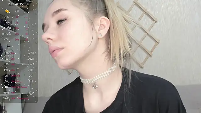 Snapshot of AutoBaby chatting on October 31, 11:03 am AutoBaby online show from October 31, 11:03 am