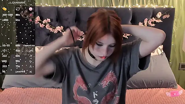 Snapshot of AliceLanley chatting on October 10, 11:37 am AliceLanley online show from October 10, 11:37 am