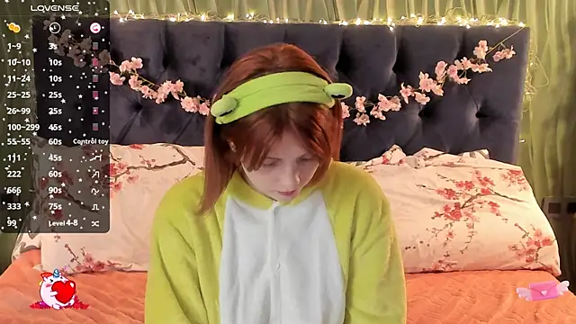 Snapshot of AliceLanley chatting on September 30, 11:16 am AliceLanley online show from September 30, 11:16 am