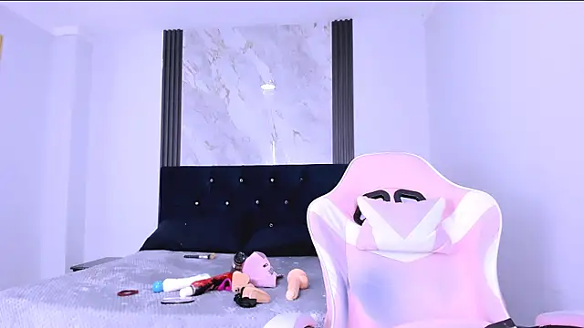 Keendall   online show from April 7, 2:41 pm