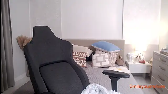 Smileyouarehere online show from September 22, 3:27 am