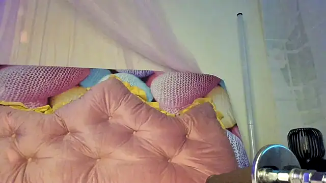 peach00001 online show from October 28, 9:30 pm