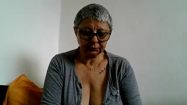 roseblak42 online show from May 17, 10:25 am