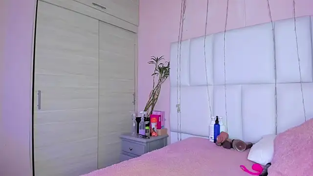 kiana cream online show from October 4, 2:32 pm