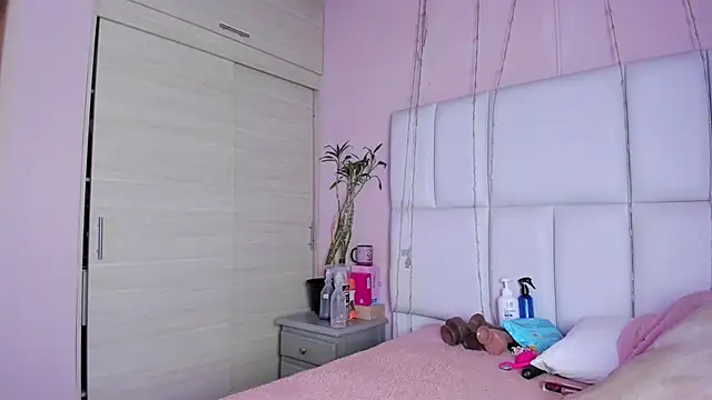 kiana cream online show from September 26, 12:47 pm