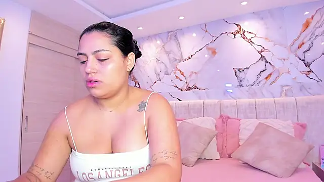 kiana cream online show from December 1, 3:04 pm