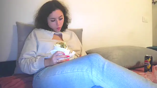 LovelyJulliette online show from December 1, 4:20 pm