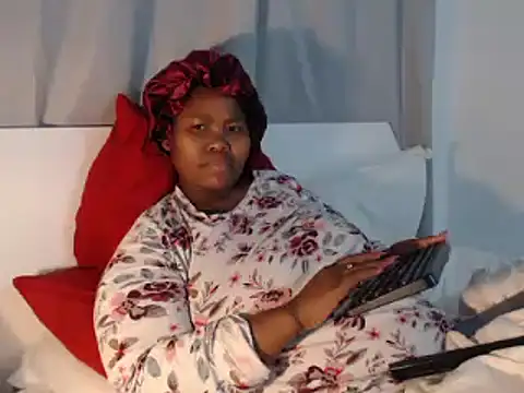 Snapshot of Real1SweetQueen chatting on October 20, 5:27 pm Real1SweetQueen online show from October 20, 5:27 pm
