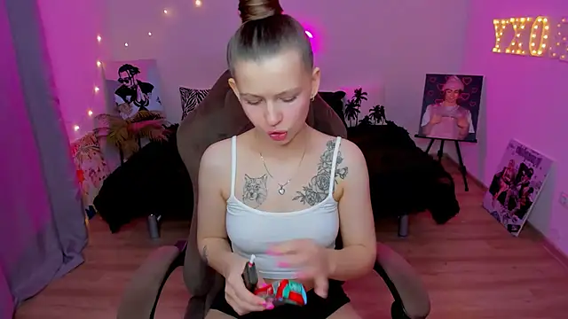 HelloRoxy online show from November 3, 7:18 pm