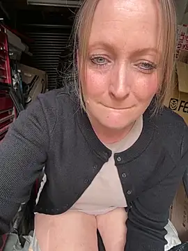 HoneyBluex online show from February 16, 11:43 am