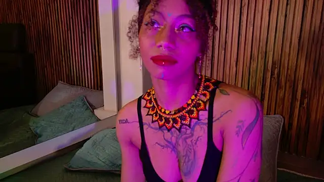 Snapshot of daiana_curly chatting on October 19, 8:00 pm daiana curly online show from October 19, 8:00 pm