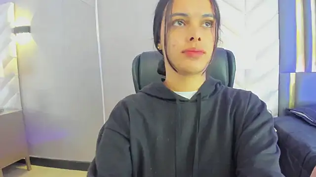 ChloeHarper  online show from April 10, 11:38 am