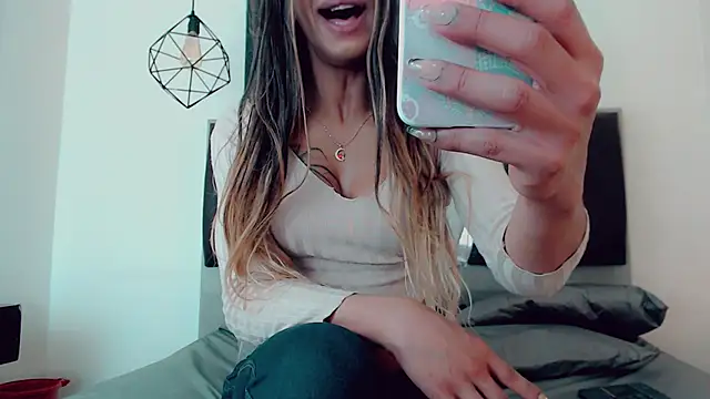 hilary rodriguez online show from February 17, 7:24 pm