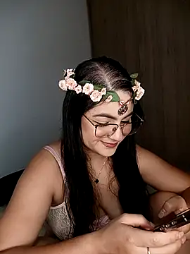 Lia Hurley online show from February 6, 6:00 pm