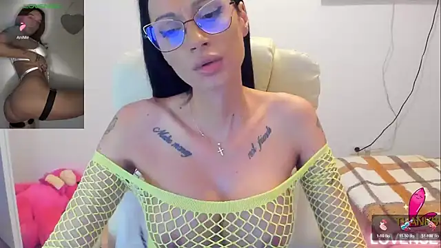 kissnicol32 online show from June 15, 3:34 pm