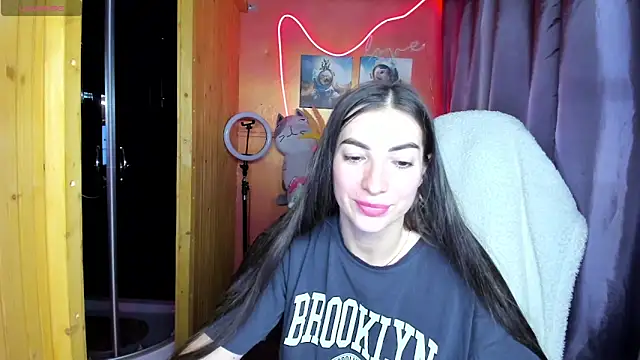 Fiery Brunette  online show from June 3, 3:29 am