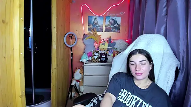 Fiery Brunette  online show from March 18, 5:12 am