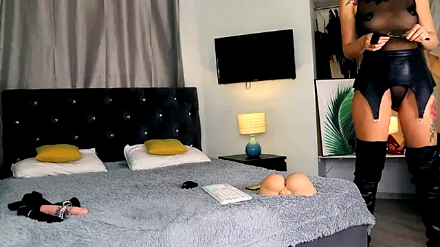 InvitingTina online show from September 20, 7:17 am