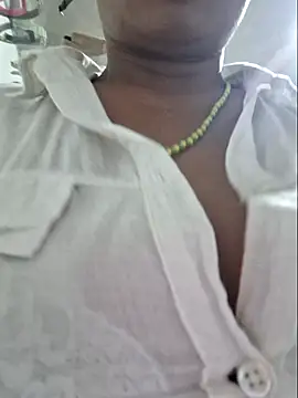 gatadeojosclaros online show from April 2, 3:15 am