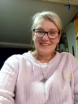 irinamaux online show from May 30, 8:01 am