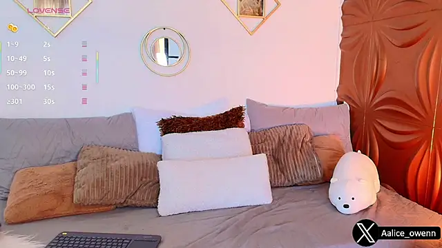 Aliceowenn online show from October 1, 9:20 pm