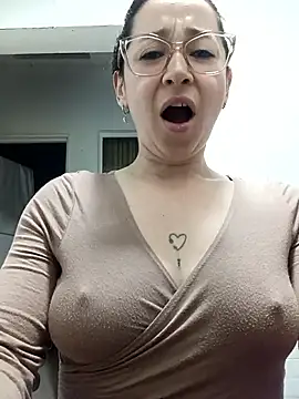 emilypoppy3 online show from May 30, 10:38 pm