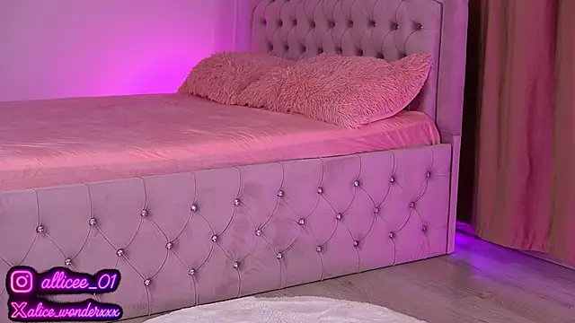 VanessaSimon online show from September 17, 6:00 am