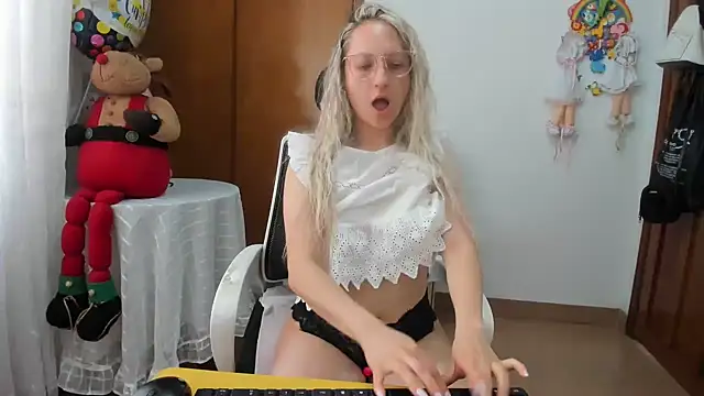 Adele johnsonn1 online show from April 15, 4:29 pm