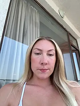 LuisaBecker online show from July 10, 10:05 am