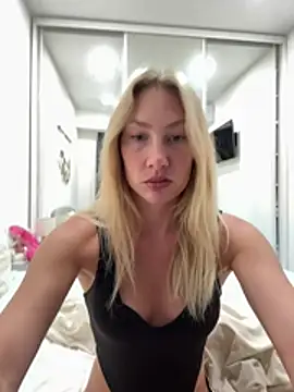 LuisaBecker online show from July 11, 5:57 pm