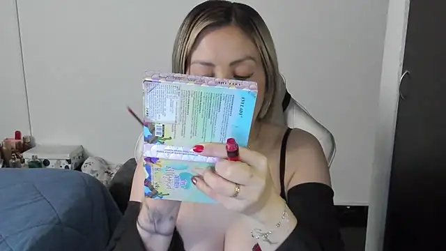 Snapshot of Andreina_Suann chatting on December 2, 11:22 am Andreina Suann online show from December 2, 11:22 am
